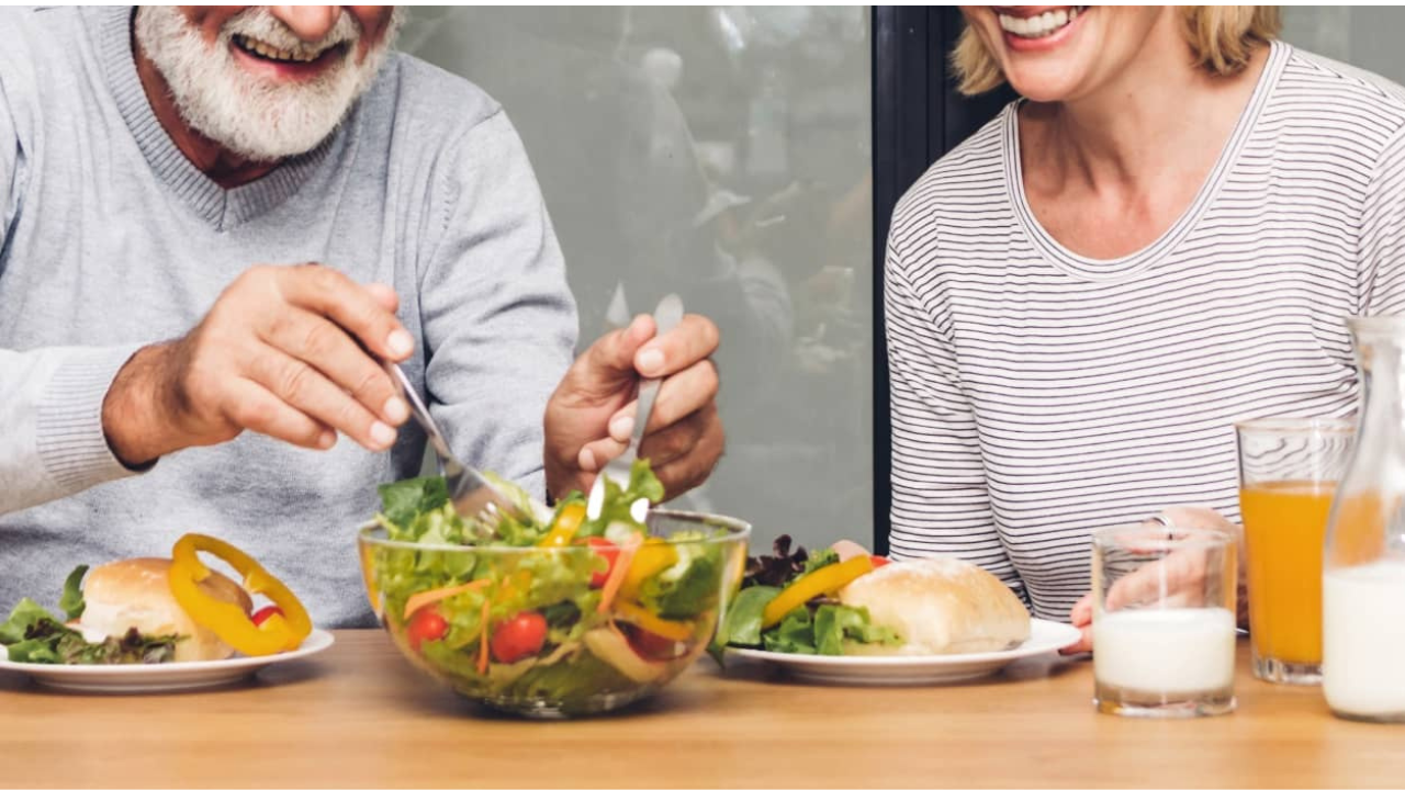 Una dieta rica en frutas, verduras, cereales integrales, proteínas magras y grasas saludables es la base de una longevidad sana.