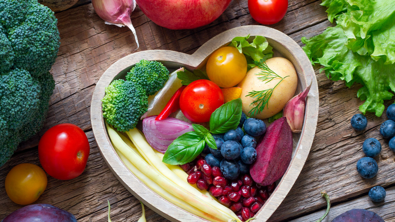 La mejor forma de enfrentar un paro cardiaco es prevenirlo. Algunos hábitos esenciales incluyen: Mantener una alimentación saludable, rica en frutas, verduras y baja en grasas saturadas.