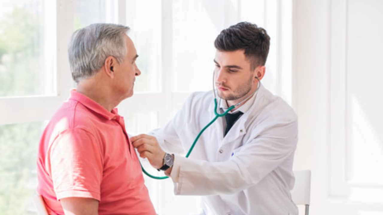 Visitar al médico regularmente permite detectar problemas de salud en etapas tempranas. La prevención es la clave para actuar a tiempo y mantener un estado físico óptimo.