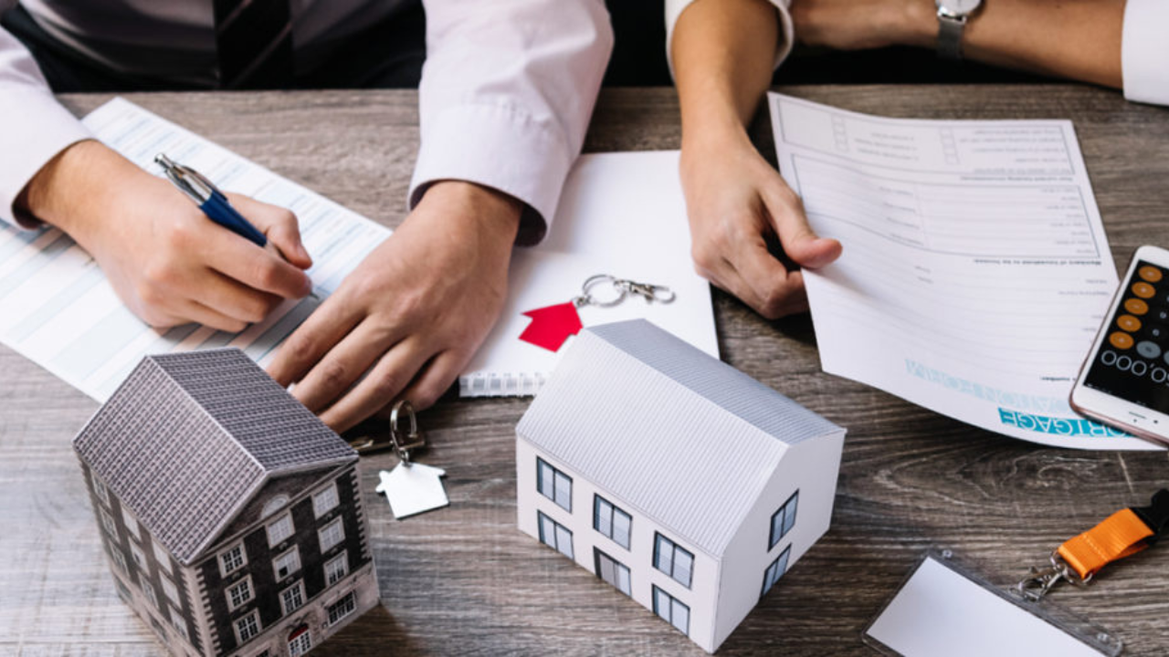 Un crédito hipotecario bancario es un préstamo otorgado por un banco para la compra, construcción o remodelación de una vivienda. Este tipo de crédito se garantiza con la propia propiedad.