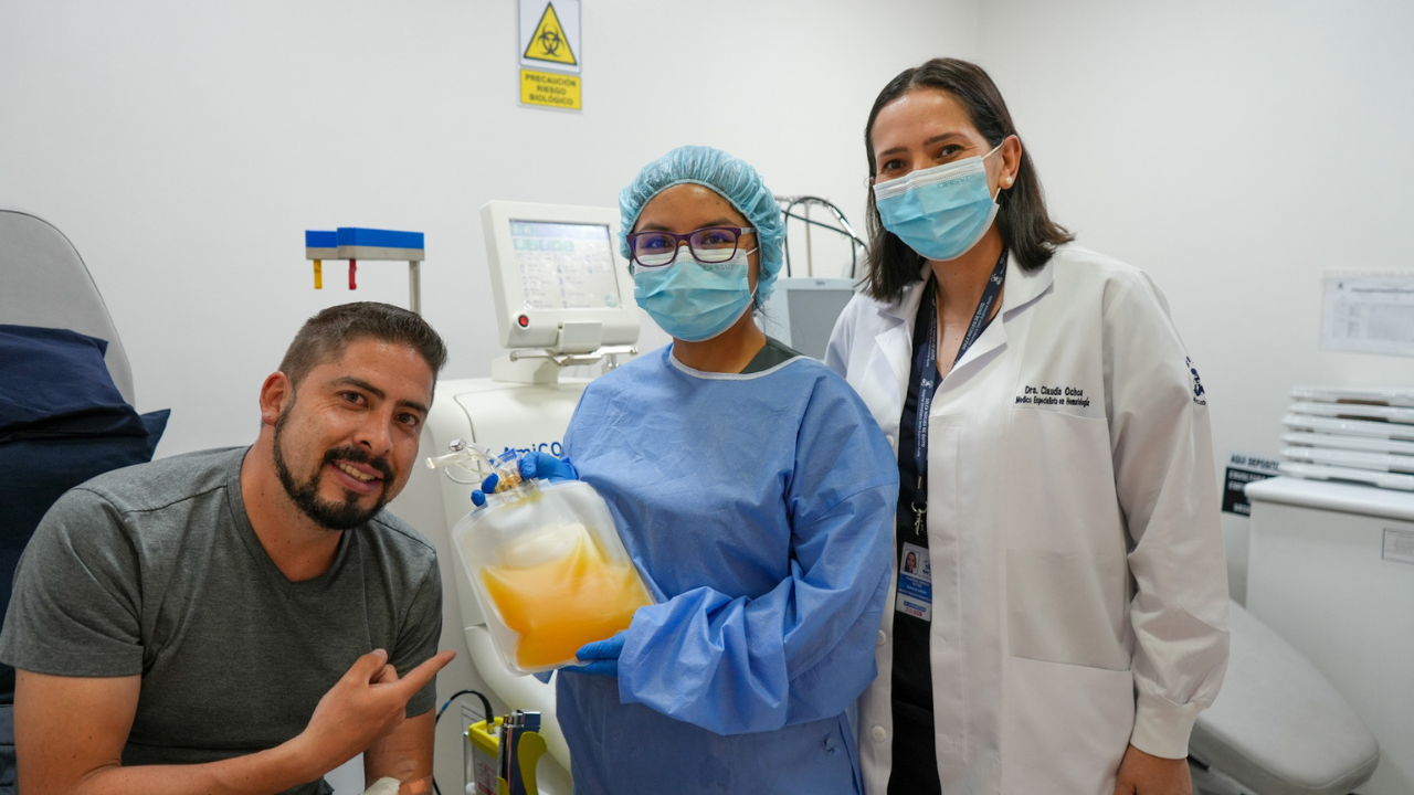 En la donación plaquetaria, se extraen únicamente las plaquetas, mientras que el resto de la sangre se devuelve al cuerpo del donante. Este procedimiento puede durar entre 60 y 90 minutos.