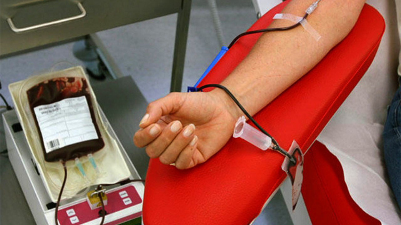 La donación de sangre consiste en extraer aproximadamente 450 ml de sangre total del donante, proceso que suele durar entre 8 y 10 minutos.