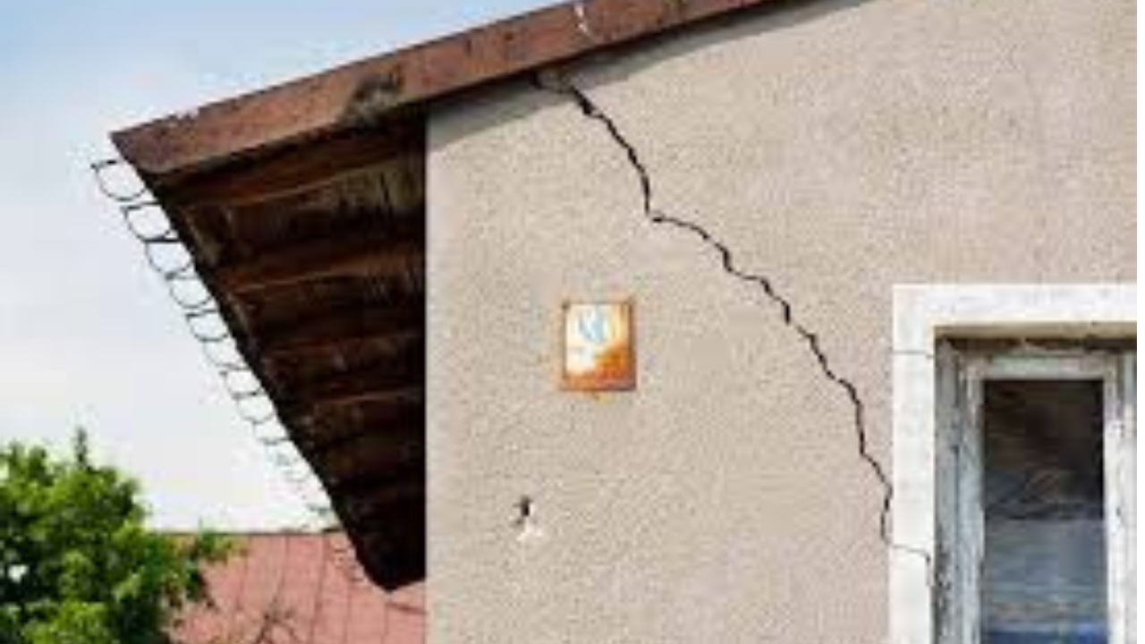 El primer paso después de un sismo es verificar la integridad estructural de tu vivienda. Revisa grietas en muros, techos y columnas.