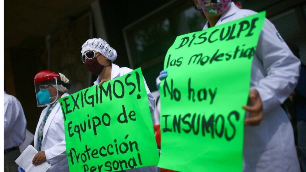 Otro de los problemas más graves es la falta de medicamentos. Familias enteras deben comprarlos por su cuenta en farmacias privadas, lo que representa un gasto difícil de cubrir.