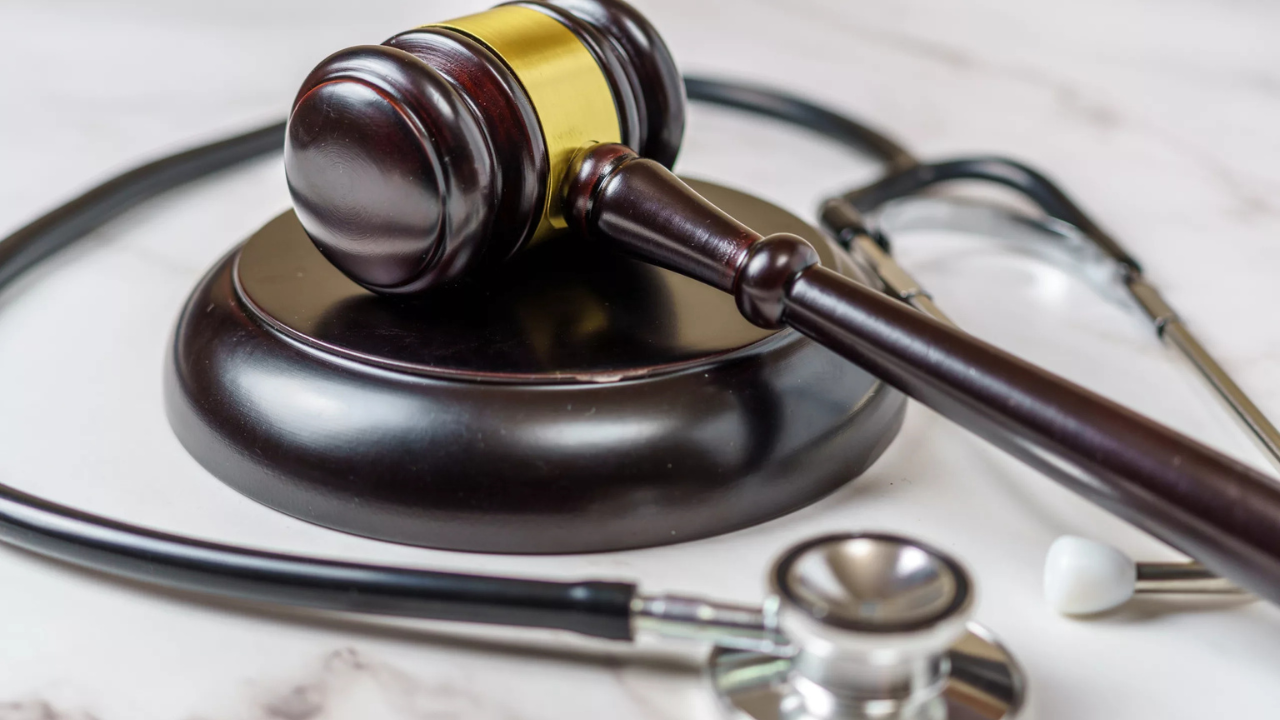 ¿Sufriste un daño por negligencia médica? Aprende cómo denunciarlo correctamente.