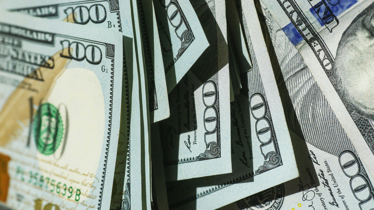 El peso mexicano cerró la primera jornada de la semana casi sin variaciones frente al dólar.