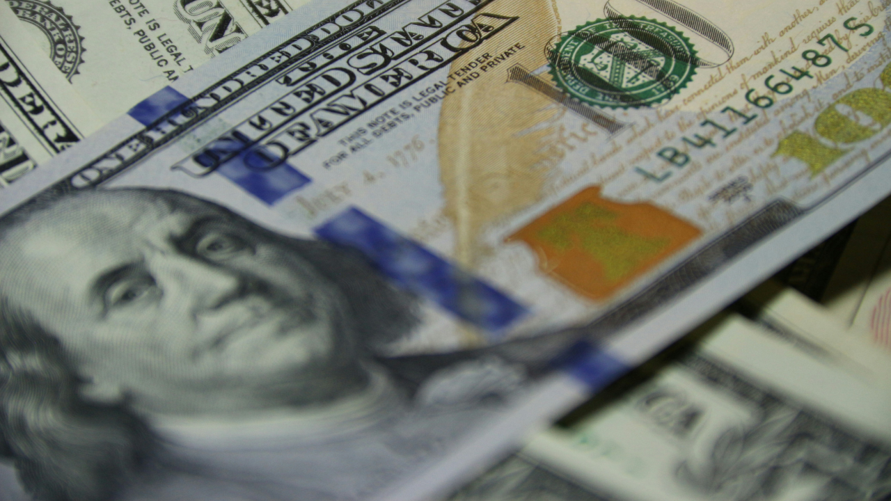 Al final de la sesión, el tipo de cambio quedó en 18.3666 pesos por dólar.