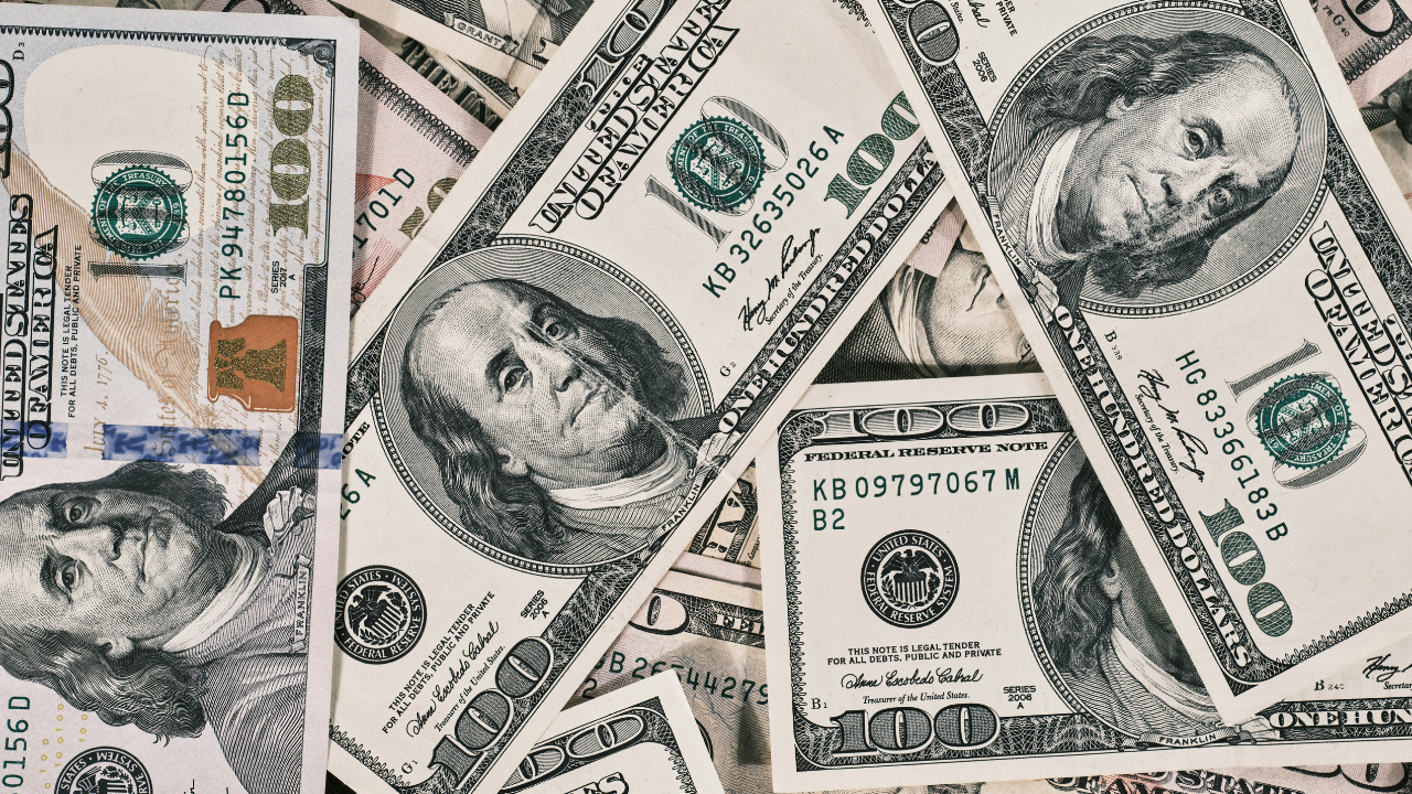 La fortaleza del peso frente al dólar puede tener un impacto positivo en diversos sectores.