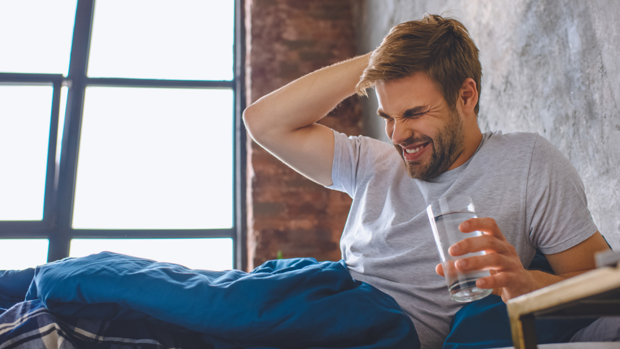 Beber agua abundante antes de dormir y durante el día siguiente es esencial. Además, puedes complementar con bebidas isotónicas para reponer sales y minerales perdidos.