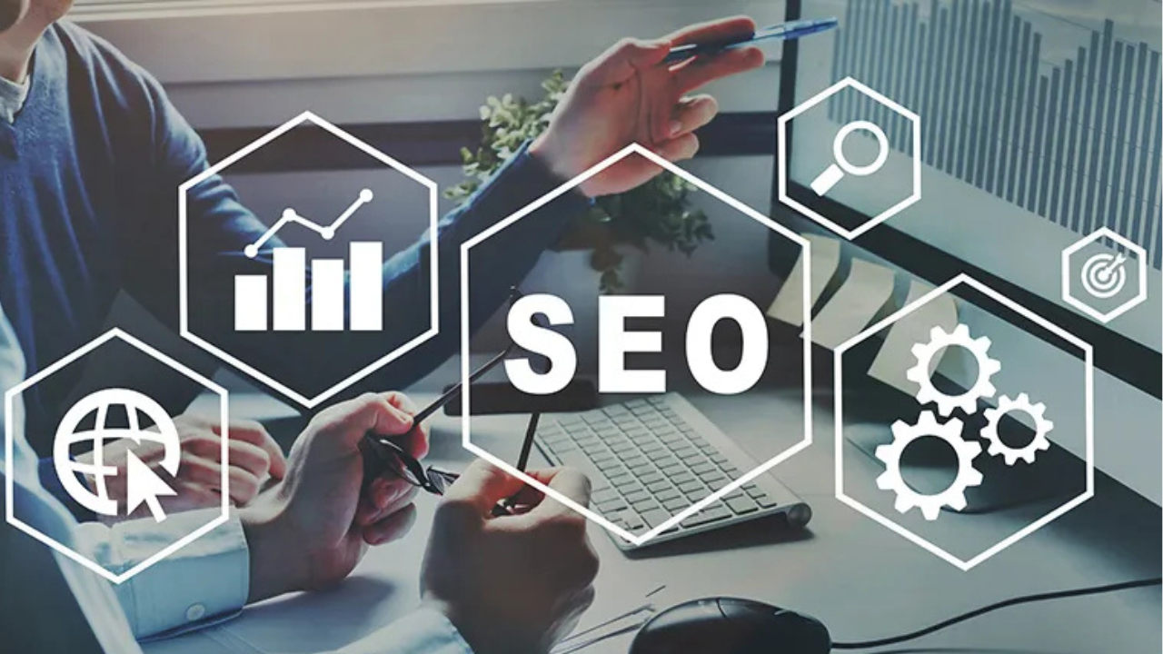Aunque el SEO se asocia con Google, también funciona en redes sociales. Utiliza palabras clave en descripciones, hashtags relacionados y títulos atractivos.