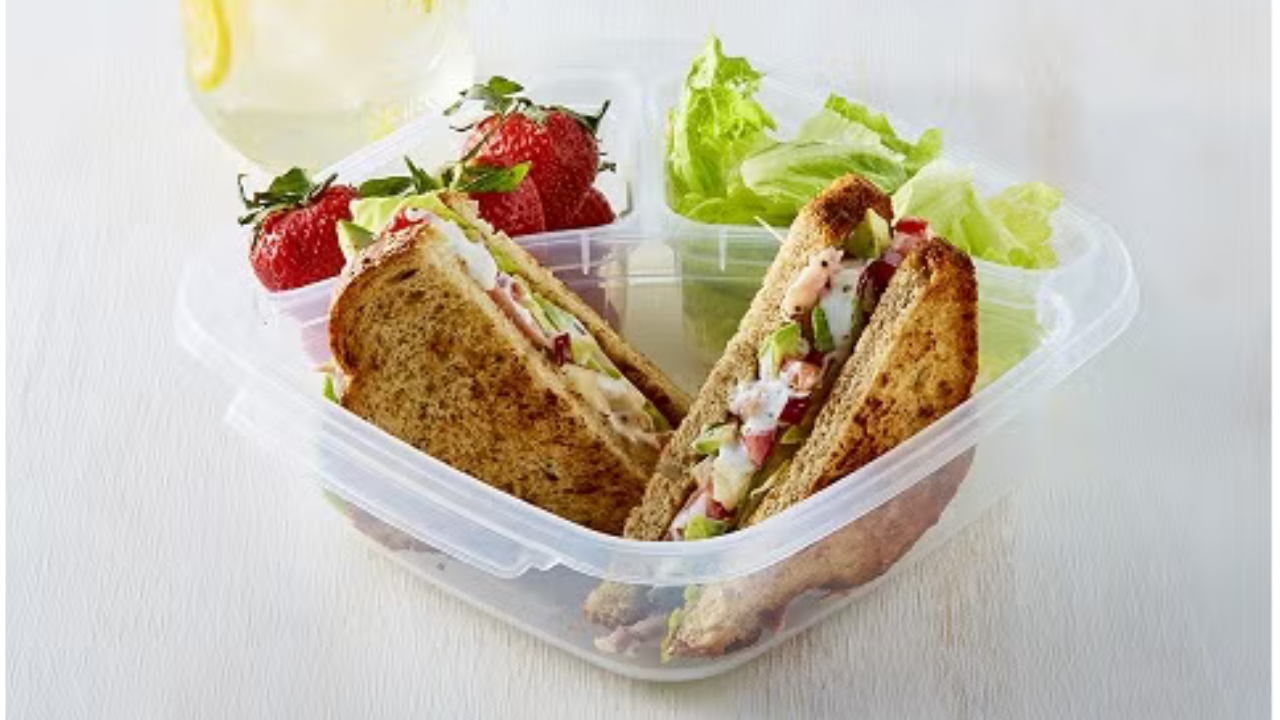 Los mini sándwiches son perfectos para controlar las porciones y hacer que los niños disfruten su lunch. Puedes preparar combinaciones diferentes de acuerdo al gusto del niñ@.