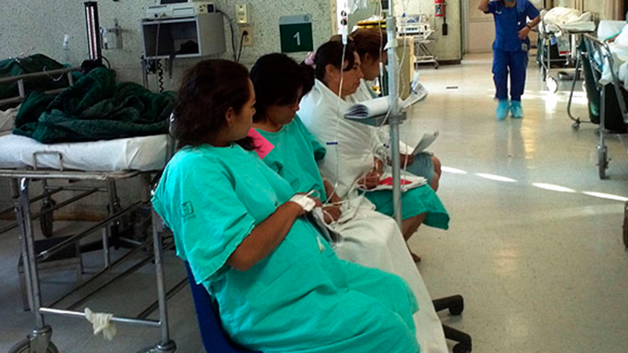 Los hospitales públicos en México enfrentan instalaciones deterioradas, equipos obsoletos y salas de emergencia sobrepobladas.
