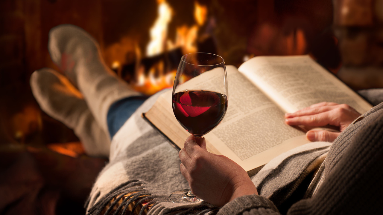 El vino ayuda a relajar el cuerpo y la mente después de un día largo. Tomar una copa puede favorecer la liberación de tensiones acumuladas y mejorar tu estado de ánimo.