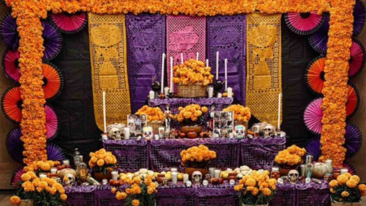 La creencia popular sostiene que las ánimas de nuestros seres queridos regresan a visitar el mundo de los vivos en estas fechas especiales, y que la ofrenda debe estar lista para recibirlas.