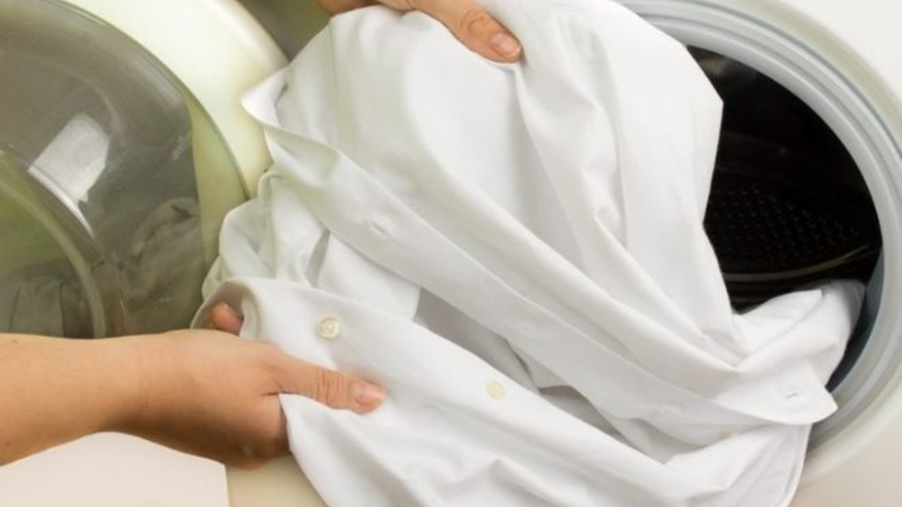 Blanqueamiento de ropa: Agregando esta solución a la ropa blanca, se logra un efecto blanqueador natural que ayuda a remover manchas difíciles.