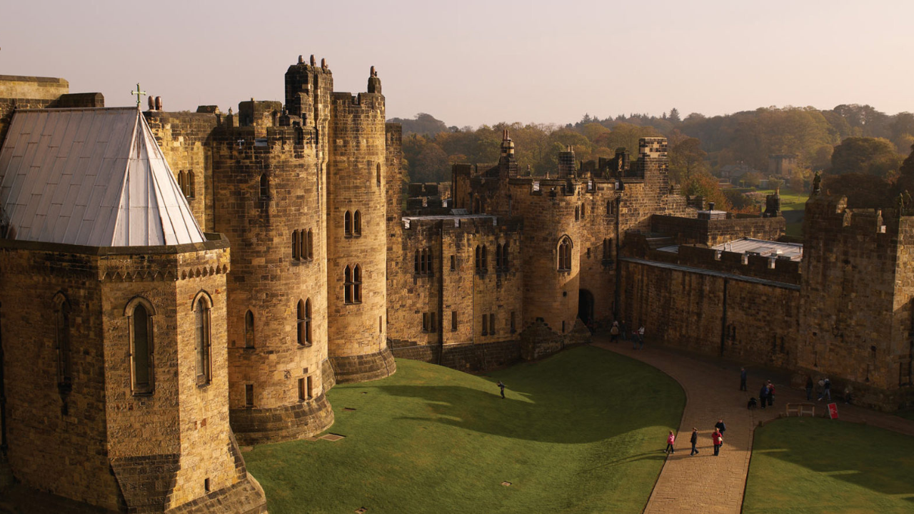 El diseño de Hogwarts se inspiró en castillos y colegios británicos reales, como Alnwick Castle, que también aparece en las películas.