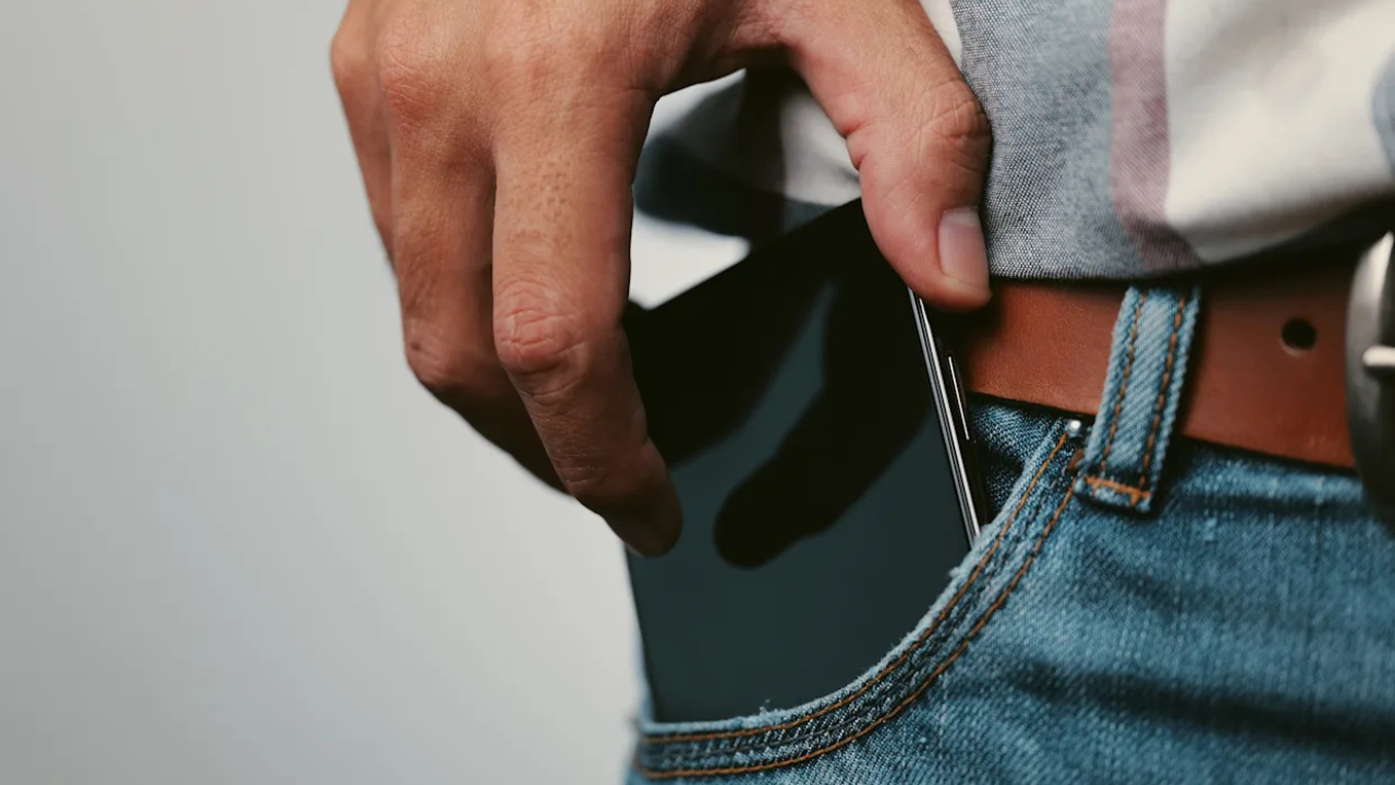 ¿Tu celular en el bolsillo bajo la cintura? Descubre si realmente puede afectar tu fertilidad o provocar cáncer testicular