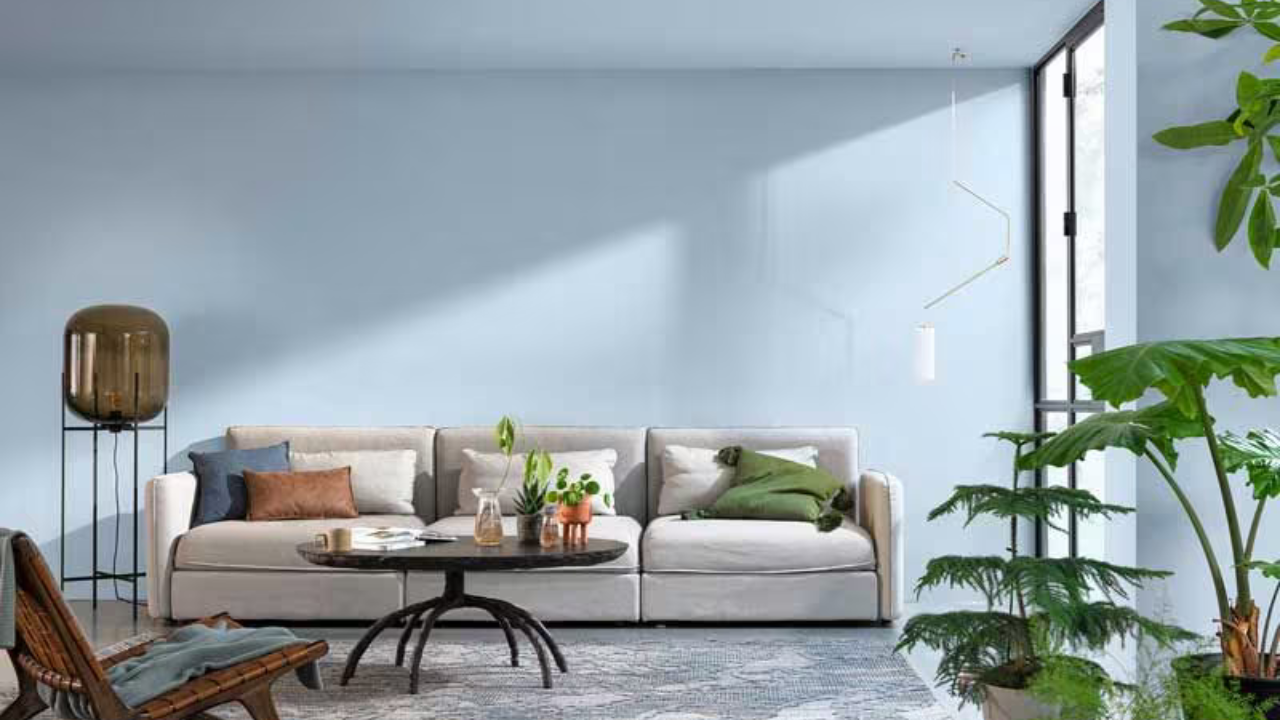 El azul pálido evoca paz, cielo y agua: ideal si buscas que tu espacio vaya más allá de lo estético y tenga un matiz emocional de calma.