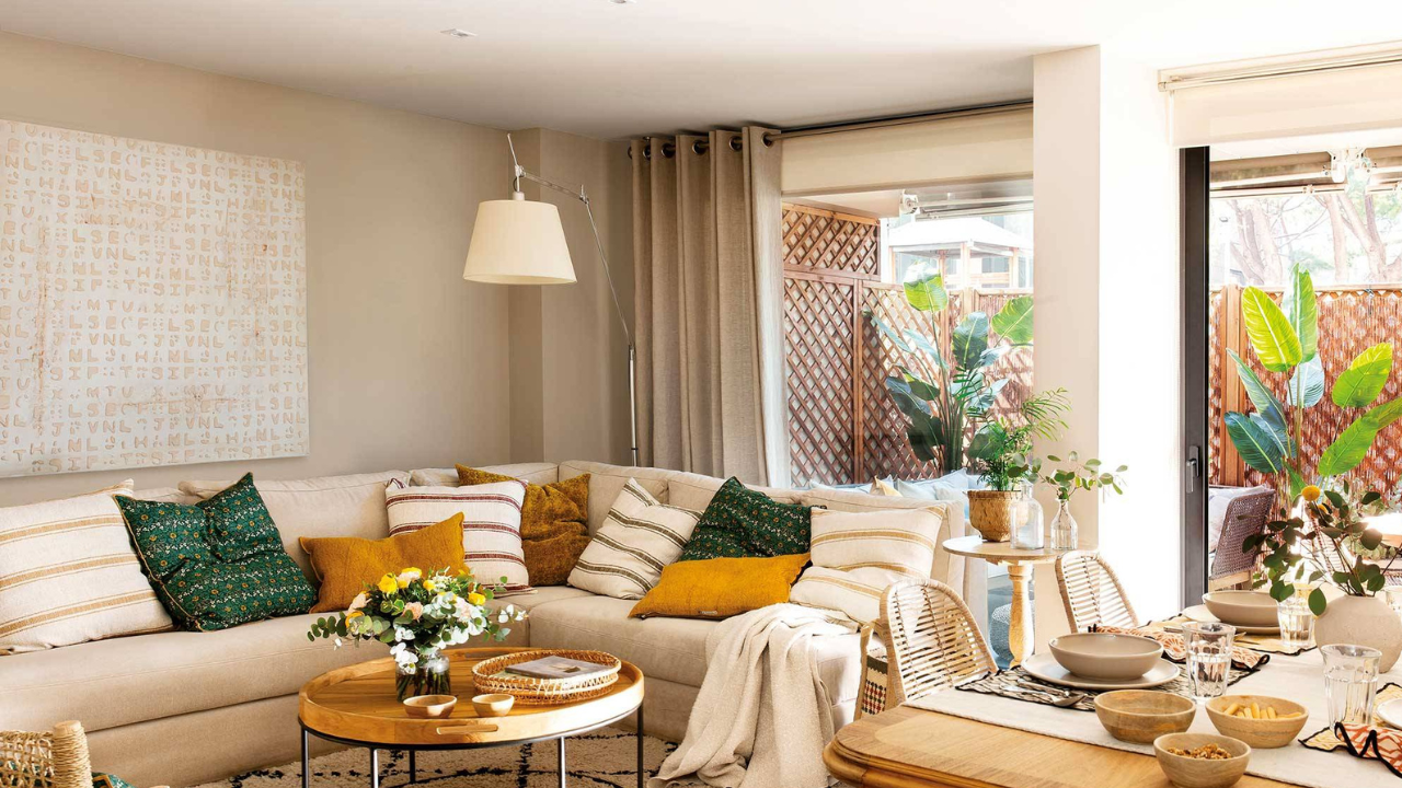 Los tonos neutros suaves, como el beige, gris claro o “greige”, funcionan como una base versátil que transmite estabilidad y serenidad. Según especialistas, aportan modernidad sin restar calidez.