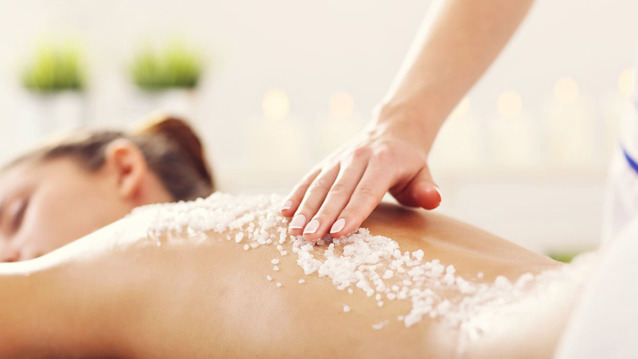 La exfoliación suave de la piel ayuda a eliminar células muertas y estimular la regeneración cutánea. Esto mejora la absorción de cremas y aceites hidratantes.