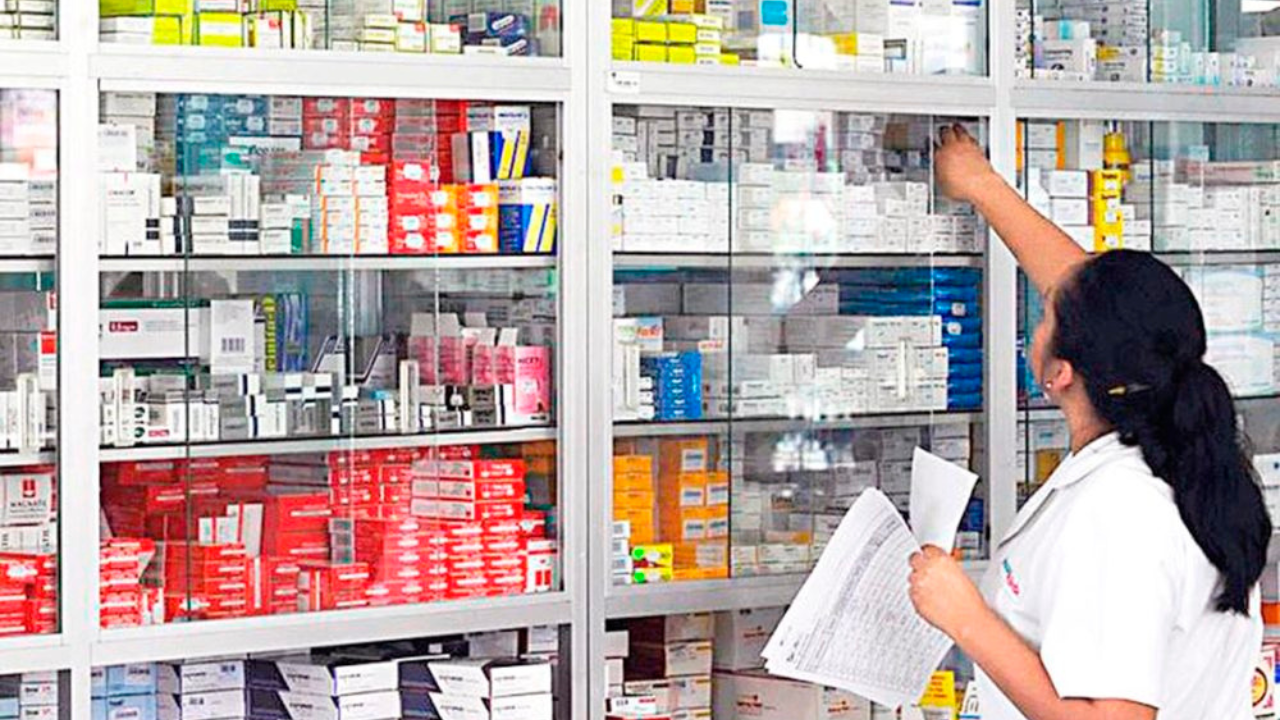Puede venderlos cualquier farmacia, pero solo si está autorizada y cumple con los requisitos legales: licencia sanitaria, registros adecuados, libros de control para estupefacientes.
