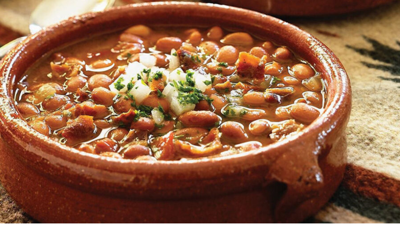 Los frijoles charros son un clásico que no puede faltar en ninguna mesa mexicana. Para prepararlos, necesitarás frijoles cocidos, tocino, chorizo, jamón, cebolla, tomate y chile serrano.