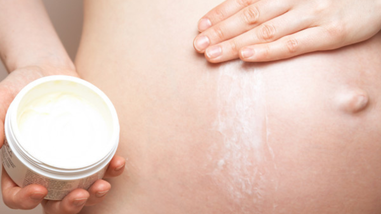Usar cremas y aceites ricos en vitamina E, manteca de cacao o aloe vera ayuda a mantener la elasticidad cutánea, reduciendo la probabilidad de que se formen marcas al estirarse la piel.