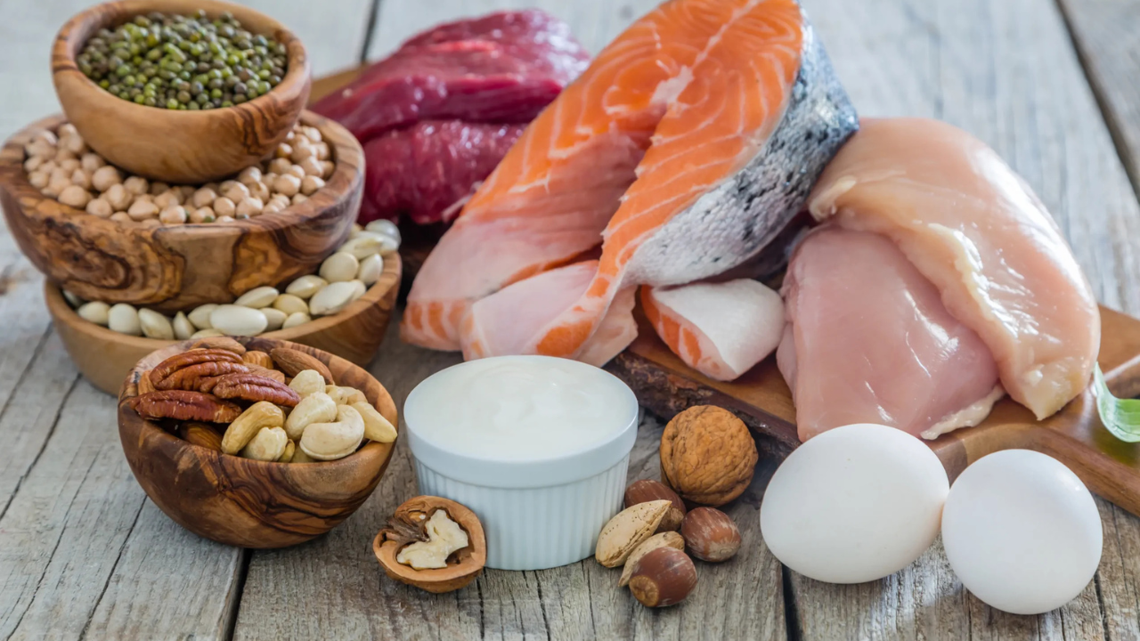 Algunos alimentos como huevos crudos, mariscos, pescado con espinas y ciertos frutos exóticos también deben evitarse durante los primeros seis meses para prevenir reacciones alérgicas graves.