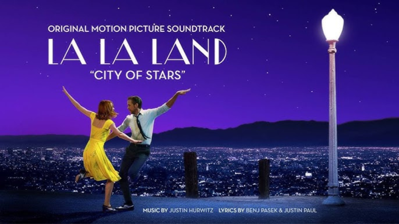 Para cerrar tu maratón con un toque de música y romance, La La Land combina melodías pegajosas, cinematografía vibrante y una historia de amor contemporánea.