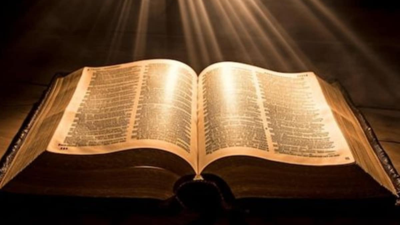 No es sorpresa que la Biblia encabece la lista. Con más de 5 mil millones de copias distribuidas, este texto sagrado ha influido en culturas, religiones y sociedades enteras.