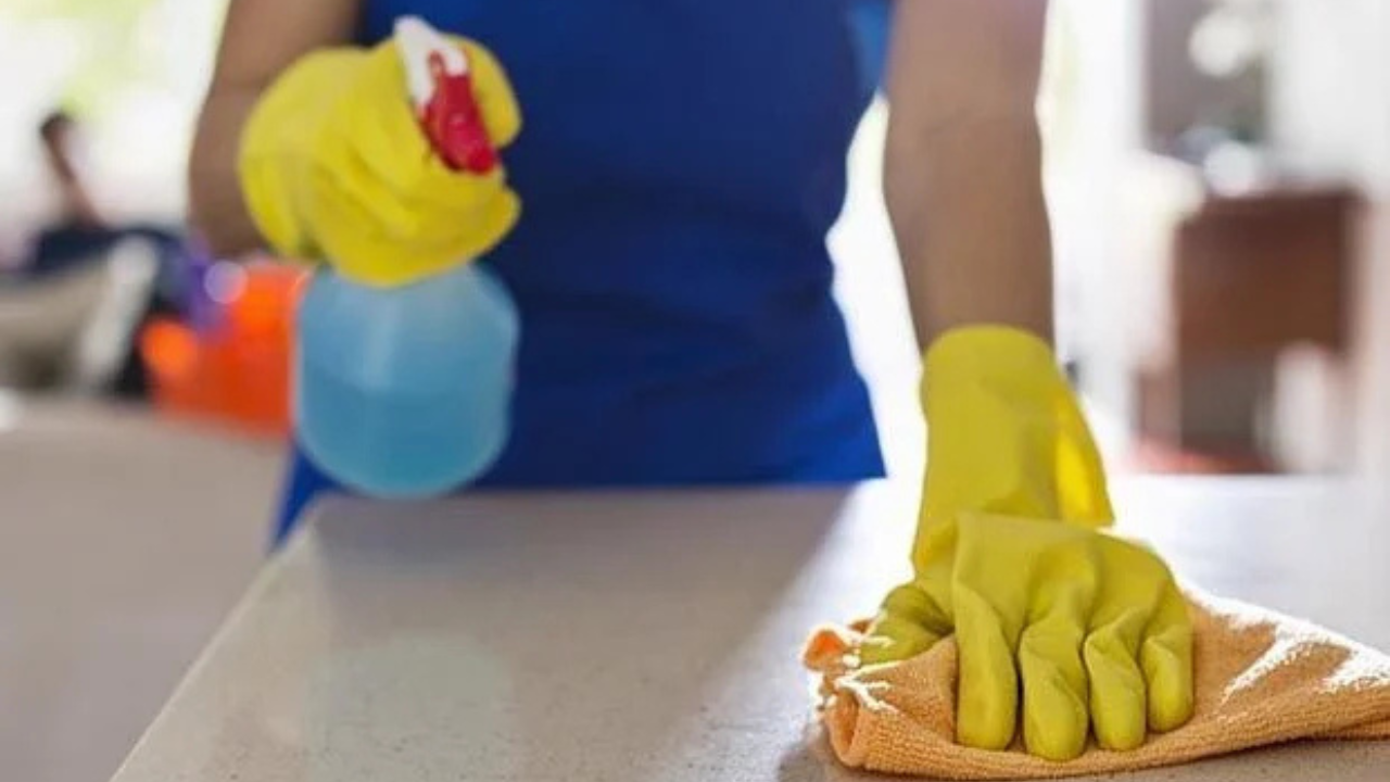 Desinfección de superficies: Esta combinación es efectiva para limpiar cocinas, baños y áreas de alto contacto, eliminando bacterias y virus de forma natural.