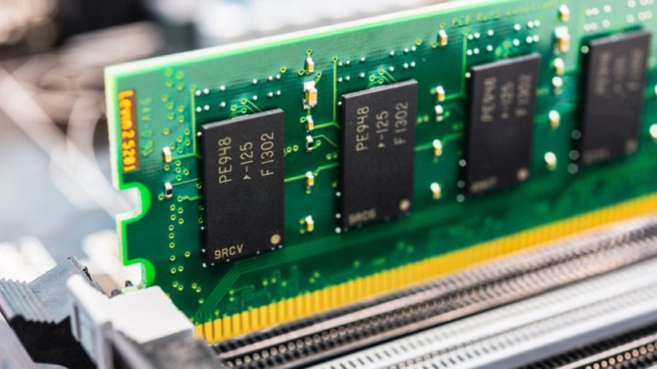 Para obtener una experiencia óptima, lo recomendable es al menos 16 GB de RAM, aunque muchos expertos ahora apuntan a 32 GB para mayor tranquilidad a futuro.