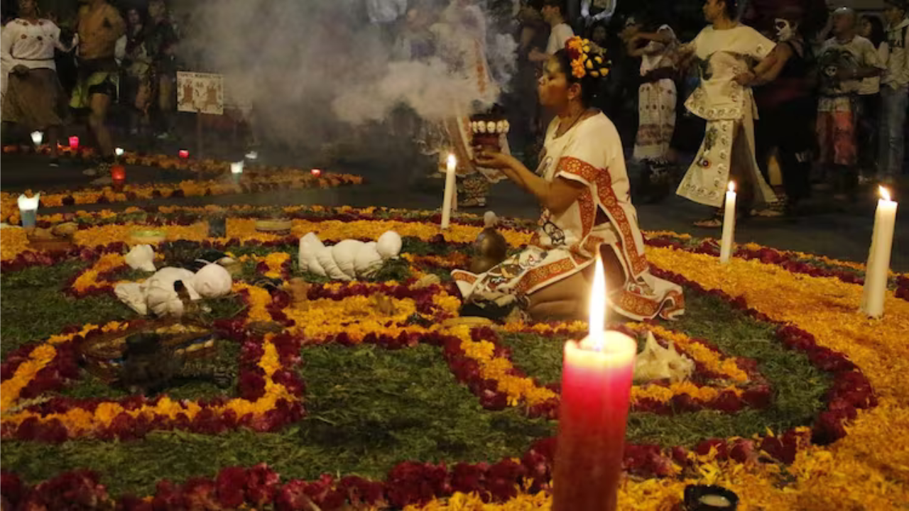 Diversos pueblos indígenas —como los mexicas, zapotecas, purépechas y totonacas— rendían culto a sus muertos, considerando la muerte como una parte más del ciclo de la vida.