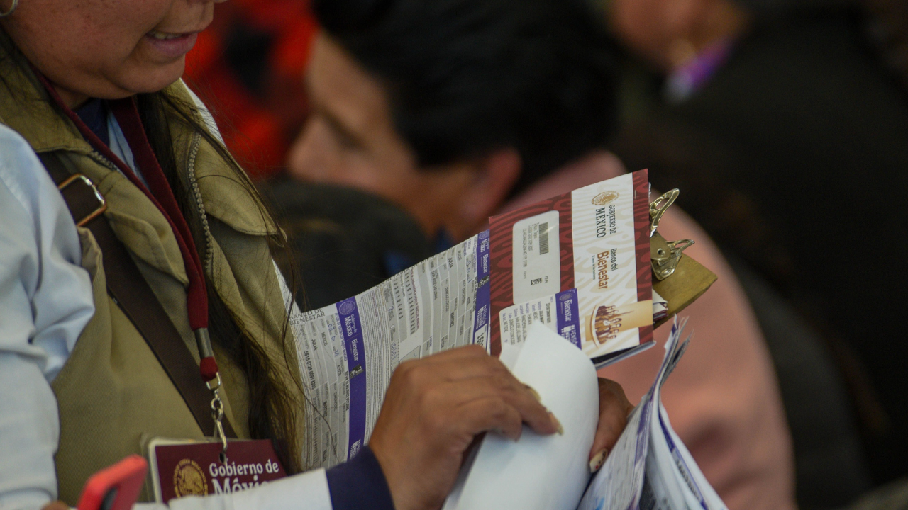 Los pagos son a través del Banco del Bienestar, siguiendo un orden alfabético por primer apellido.