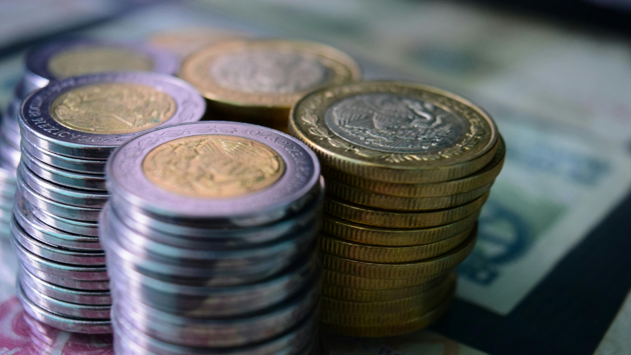 Peso mexicano gana terreno al dólar tras dato de inflación.