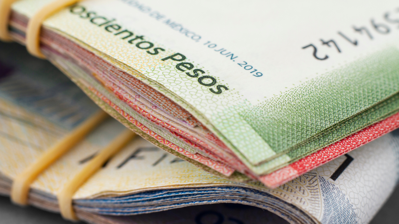 La principal razón detrás de la apreciación del peso mexicano es el debilitamiento generalizado del dólar estadounidense.