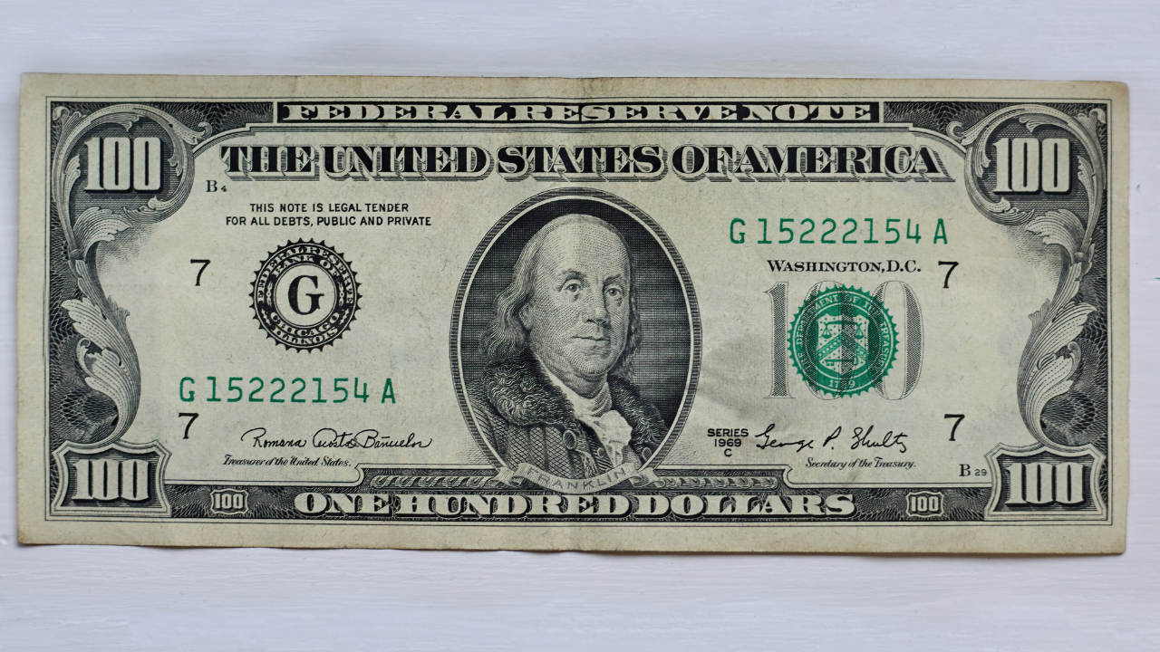 Según datos oficiales de Banxico la divisa nacional pasó de 18.4111 a 18.4397 pesos por dólar.