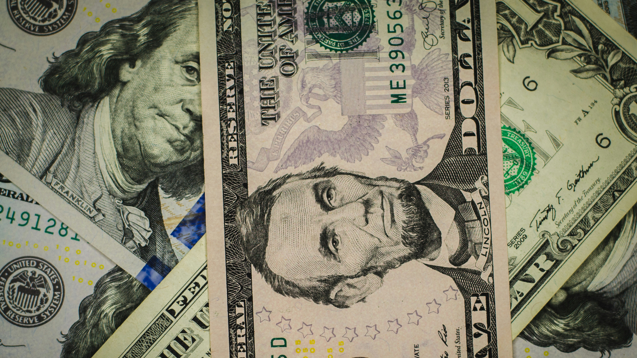 Durante la última jornada del mes, el tipo de cambio cerró en 18.57 pesos por dólar.