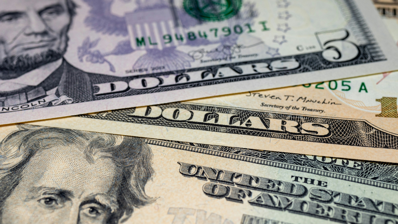 El dólar operó en un rango entre $18.35 y $18.42 MXN, mientras que el índice dólar subía cerca de 0.19 %.