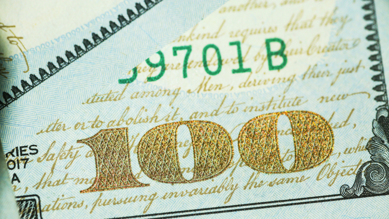 La divisa mexicana ha iniciado la semana con una ligera caída frente al dólar estadounidense.