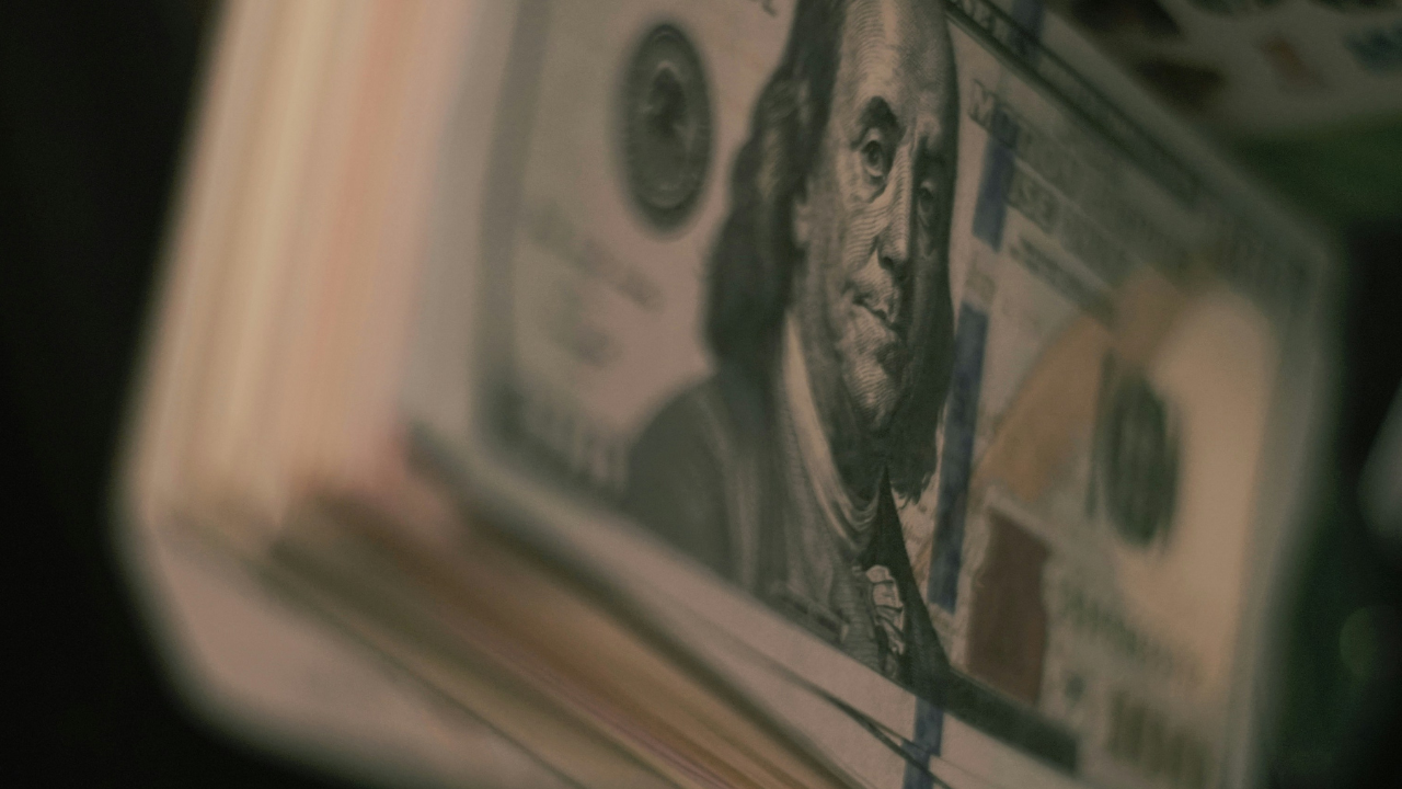 El tipo de cambio cerró en 18.4479 pesos por dólar, frente a los 18.4397 pesos de la jornada anterior.