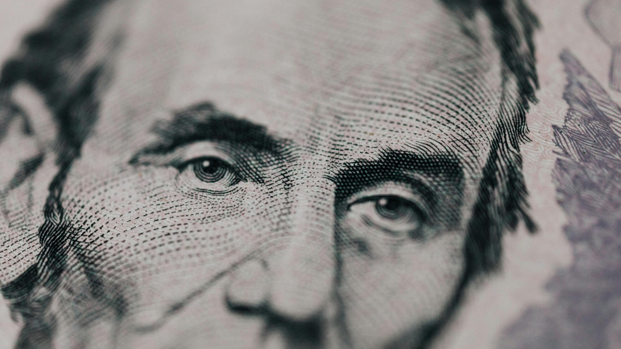 El dólar cerró la jornada en 18.3899 pesos, frente a 18.4318 del día anterior.