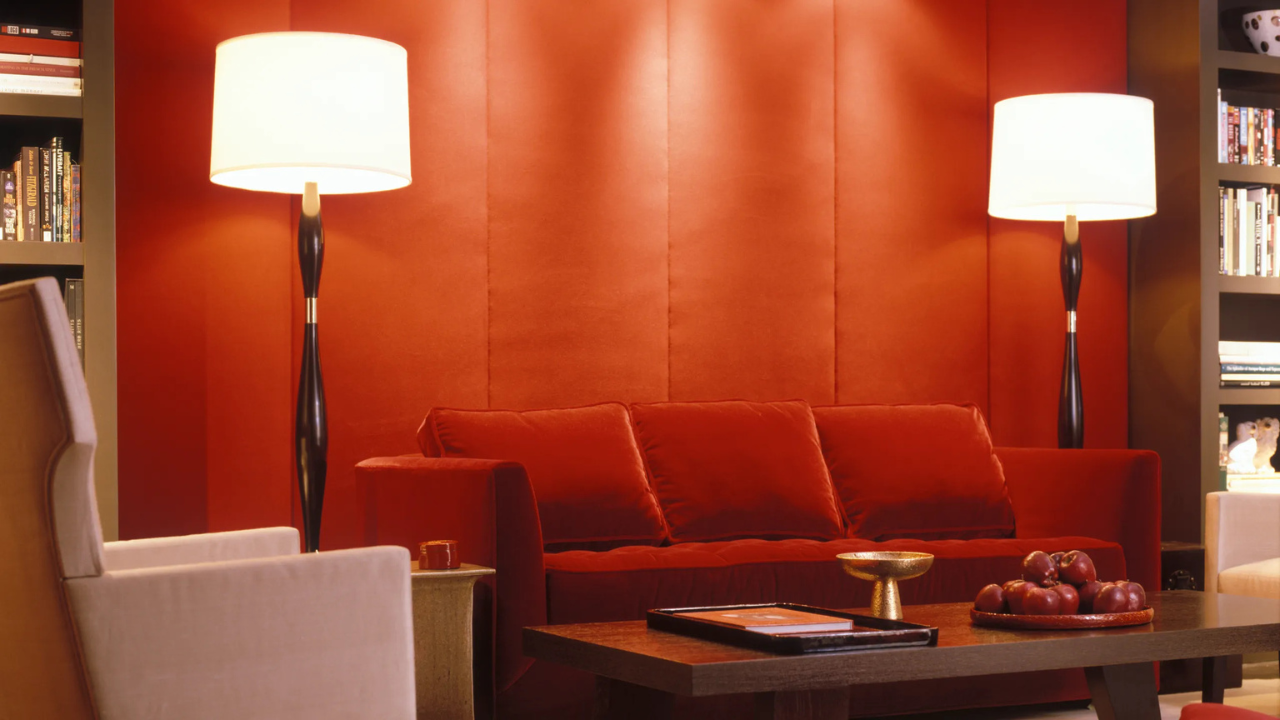 El rojo es emocional, estimulante, puede subir el ritmo cardíaco; usado en un cuarto para dormir o un rincón tranquilo puede generar activación no deseada.