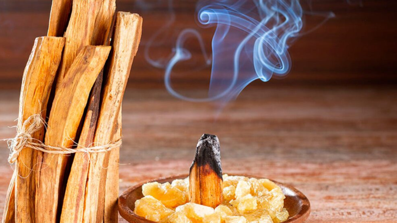 El humo del incienso, palo santo o copal es ideal para purificar. Pásalo alrededor de tu cama, concentrándote en las esquinas y el centro del colchón.
