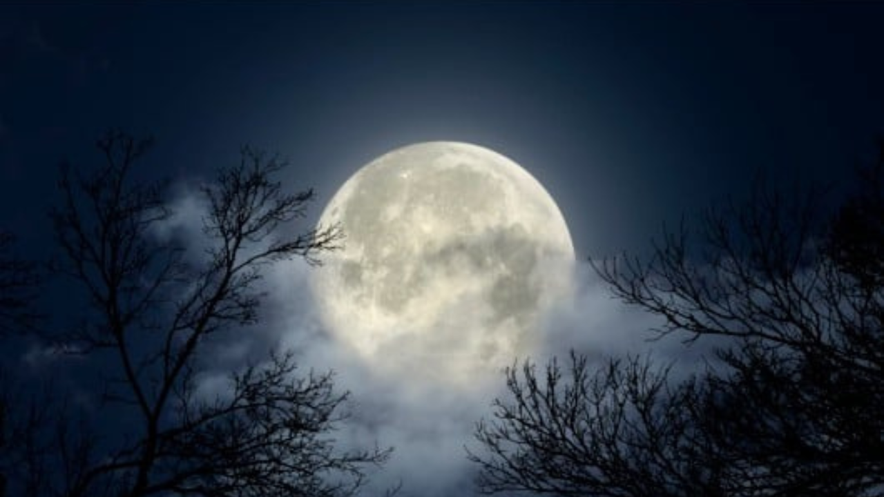 7 de octubre: Luna llena (Superluna). Esta luna, conocida como la "Luna de la Cosecha", será especialmente brillante y cercana a la Tierra, ofreciendo una vista impresionante.