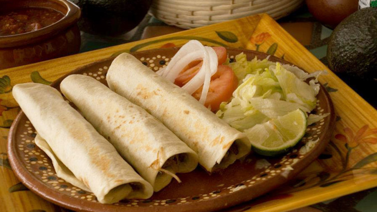 Los tacos de frijoles son otra opción deliciosa y muy práctica para cualquier ocasión. Calienta tortillas de maíz, unta frijoles refritos calientes y añade queso fresco, cilantro y salsa al gusto.