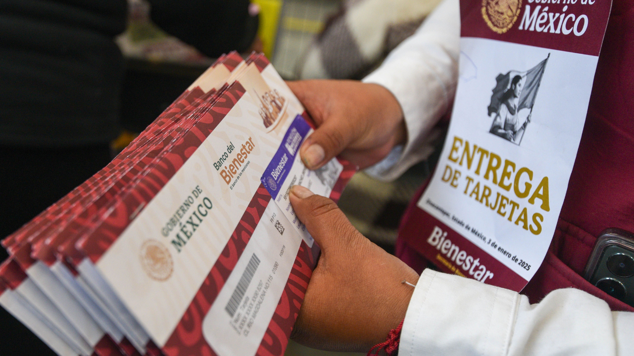 Si estás inscrito en alguna de las Becas del Bienestar, es importante que te prepares: durante la segunda quincena de noviembre 2025 se iniciará la entrega de las tarjetas del Banco del Bienestar.