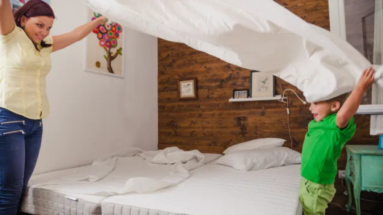 El primer paso para mantener tu cama desinfectada es dejarla ventilar al menos 20 minutos después de despertarte. Quita las cobijas y deja que el aire circule.