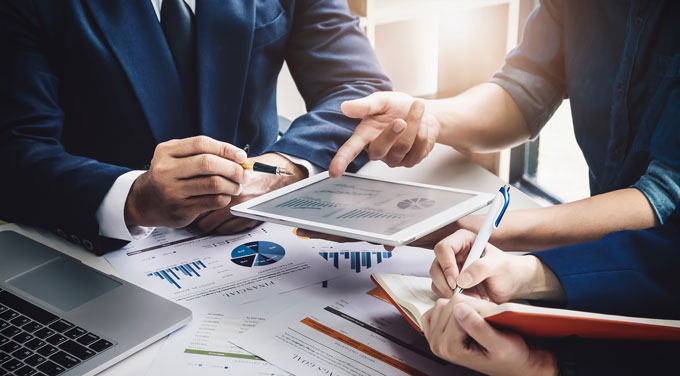 Carreras como finanzas corporativas, análisis de inversiones, contabilidad estratégica y administración de negocios digitales se perfilan con salarios competitivos en 2026.