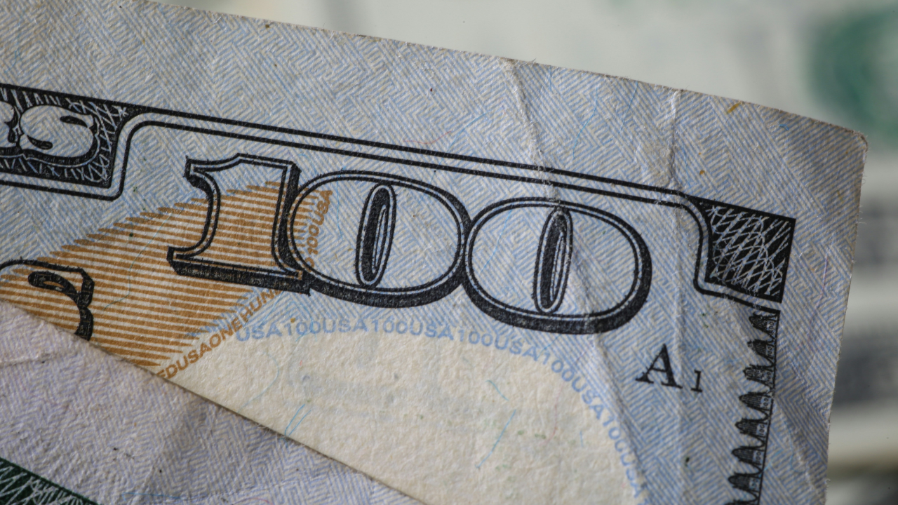 El tipo de cambio cerró en 18.3492 pesos por dólar, apenas por encima del cierre previo.